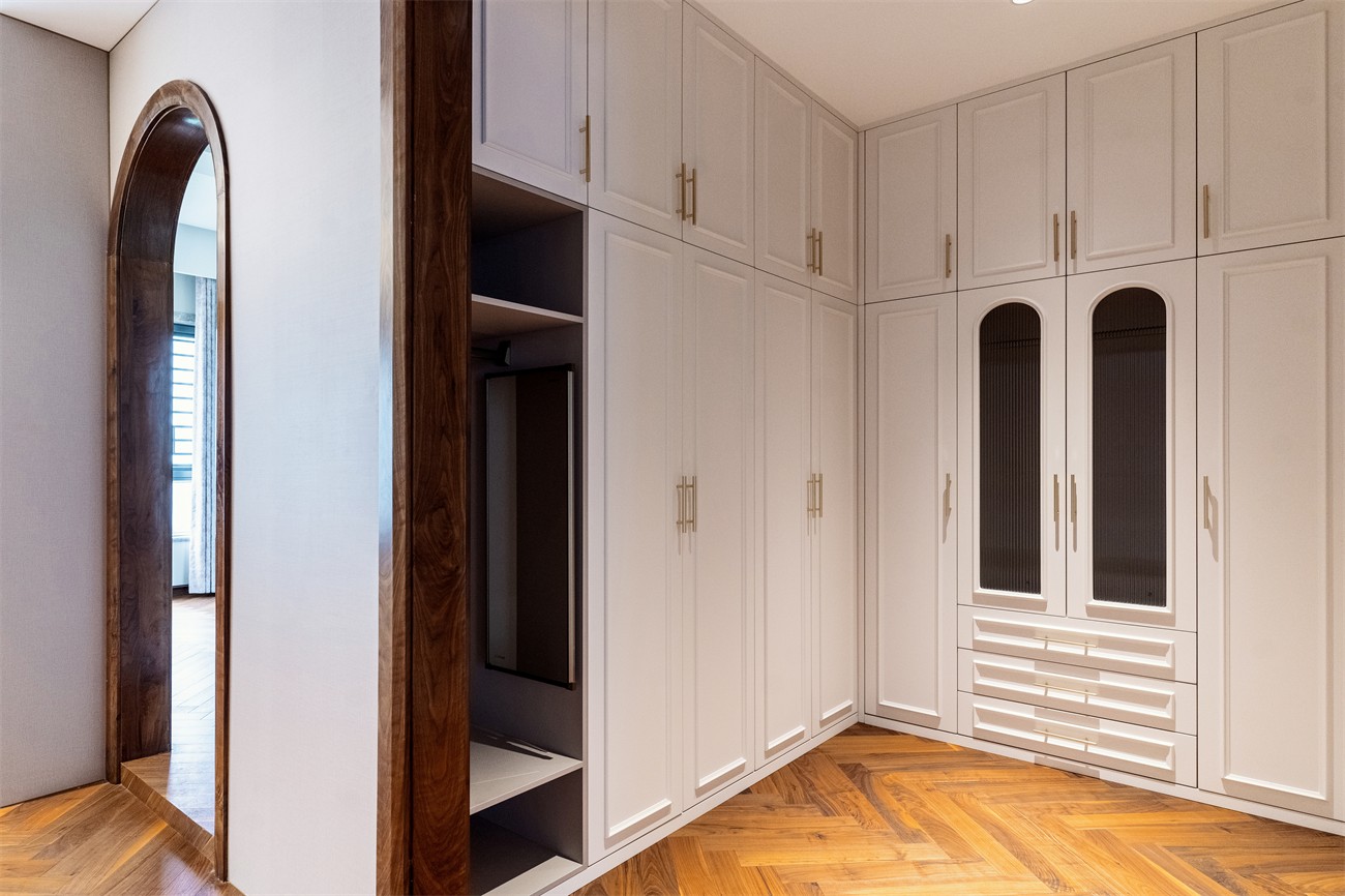 嘉和城依云灣800平現(xiàn)代輕奢衣帽間裝修完工實(shí)景圖