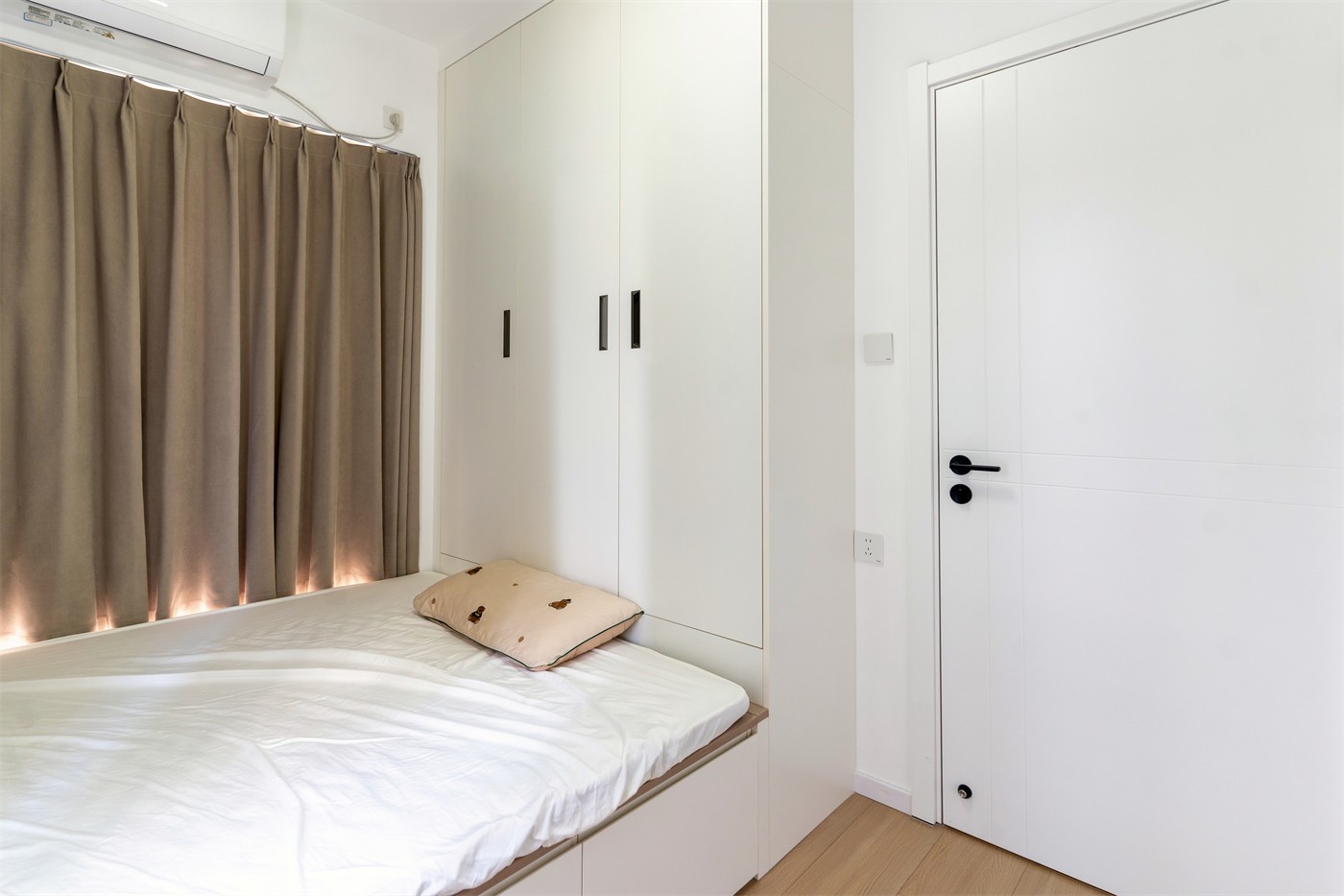 保利領(lǐng)秀廣場75平奶油風(fēng)臥室裝修實景圖