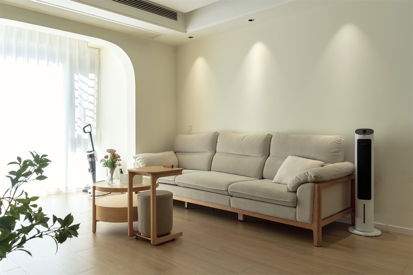 保利領(lǐng)秀廣場75平奶油風(fēng)客廳裝修實景圖