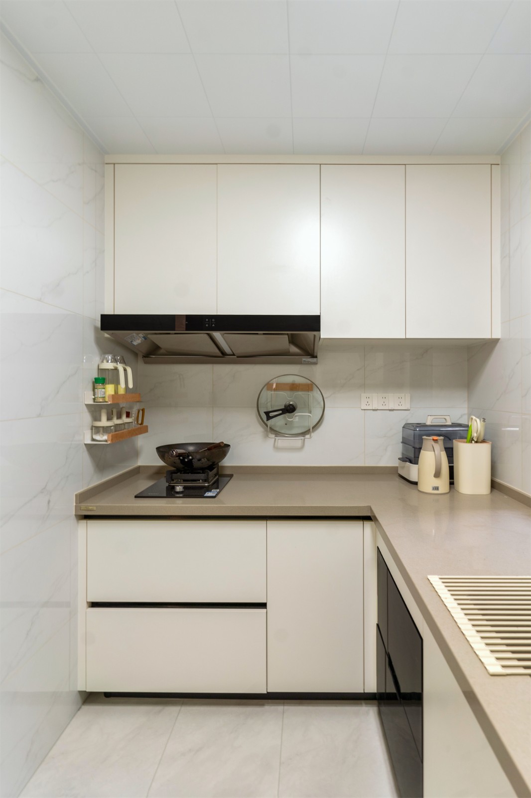 保利領(lǐng)秀廣場75平奶油風(fēng)廚房裝修實景圖