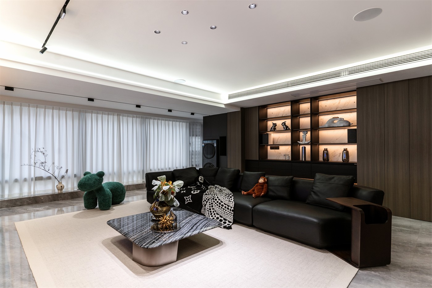 保利冠江墅143平意式輕奢客廳裝修完工實(shí)景圖