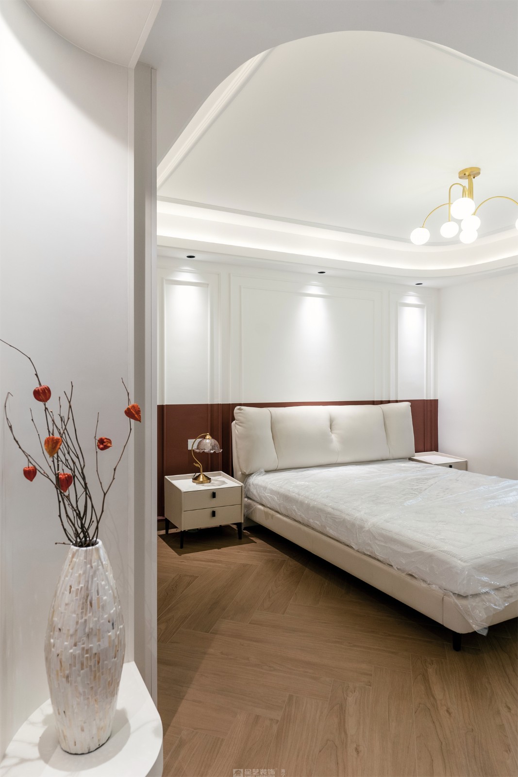 華潤(rùn)中山府113平法式中古臥室裝修完工實(shí)景圖