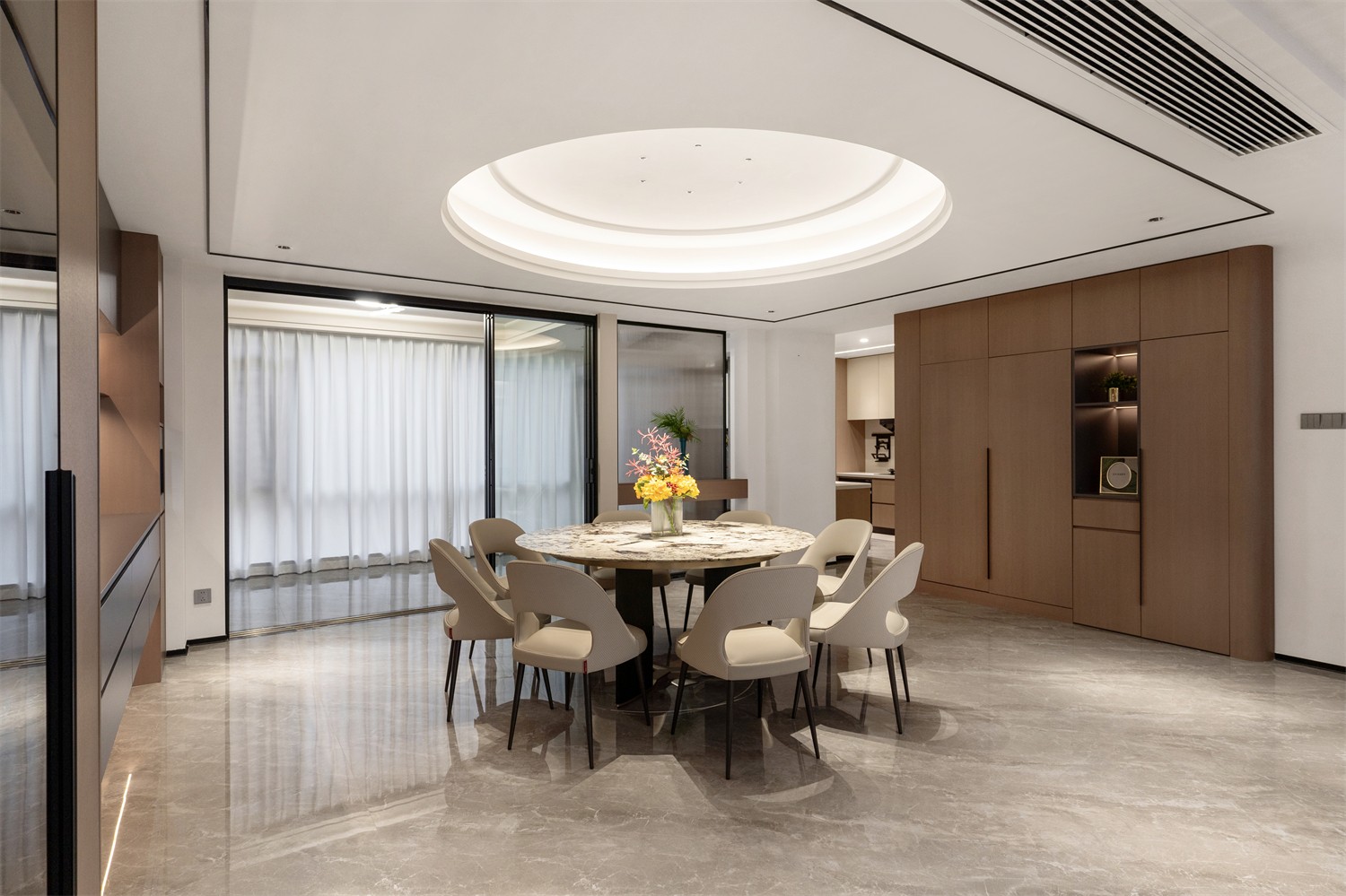 龍光玖瓏湖271平現(xiàn)代風(fēng)格餐廳裝修實(shí)景圖