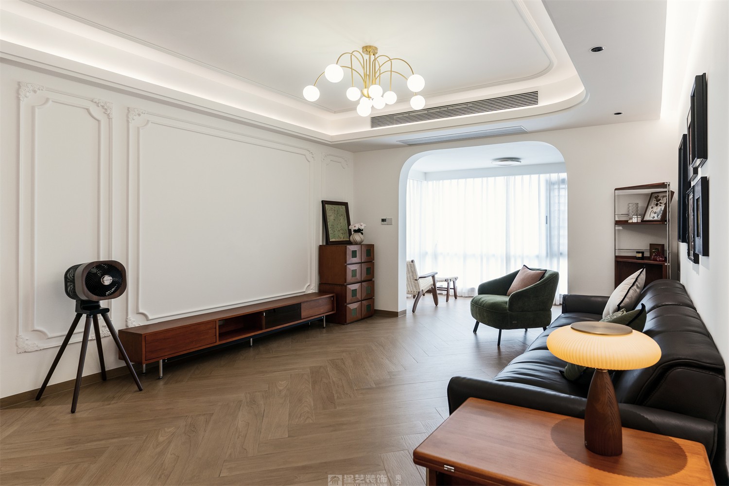 華潤(rùn)中山府113平法式中古客廳裝修完工實(shí)景圖