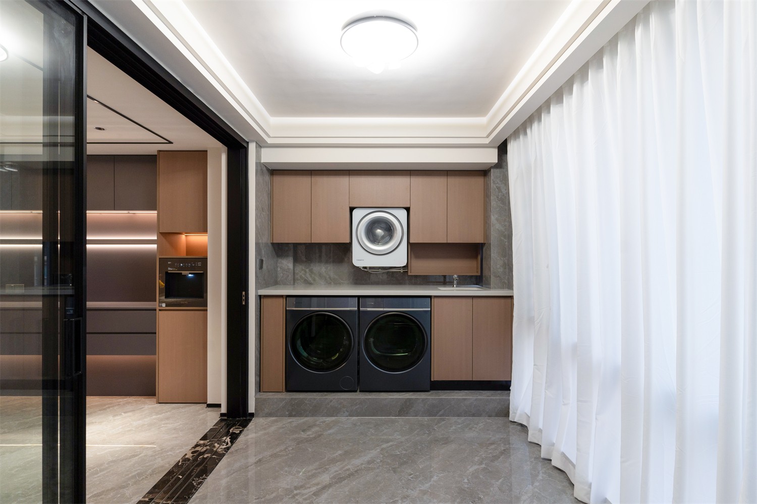 龍光玖瓏湖271平現(xiàn)代風(fēng)格餐廳裝修實(shí)景圖