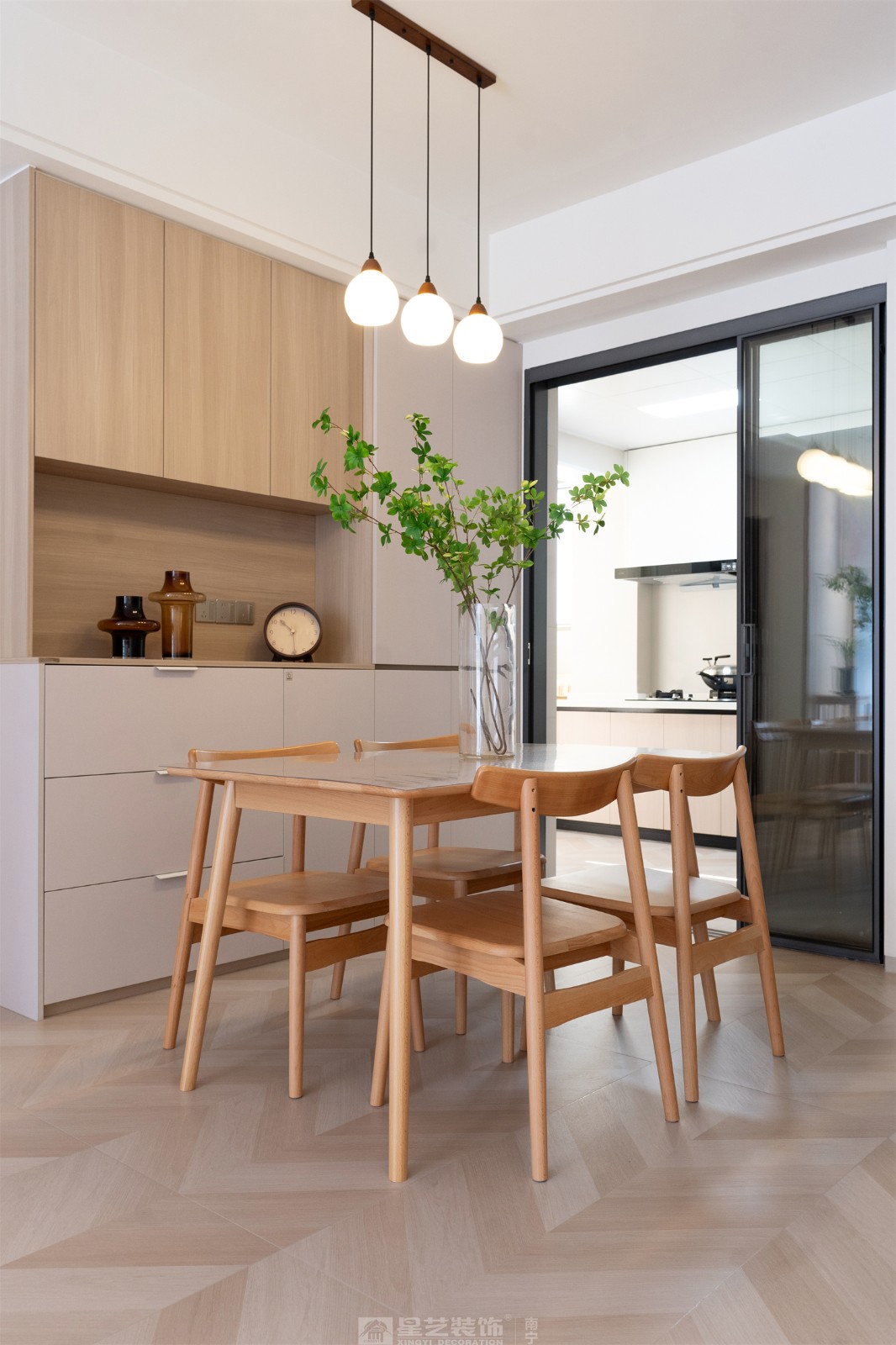 華潤(rùn)西園悅府86平原木風(fēng)餐廳裝修完工實(shí)景圖