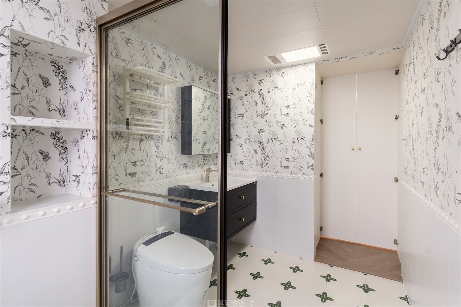 華潤(rùn)中山府113平法式中古衛(wèi)生間裝修完工實(shí)景圖