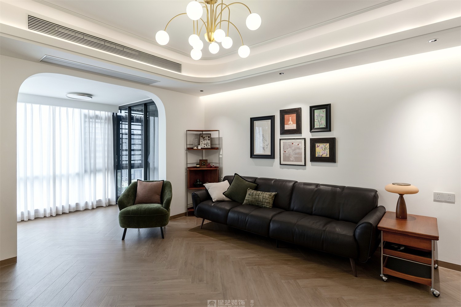 華潤(rùn)中山府113平法式中古客廳裝修完工實(shí)景圖