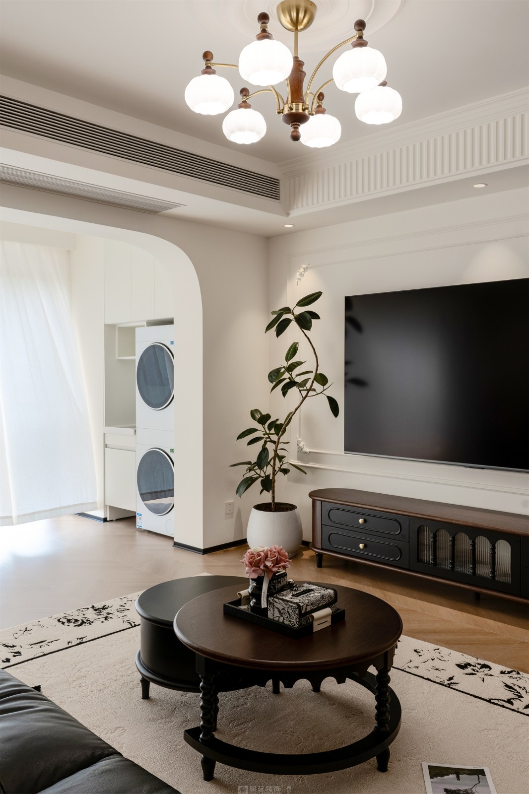 東方尊府118平中古風(fēng)客廳裝修完工實(shí)景圖