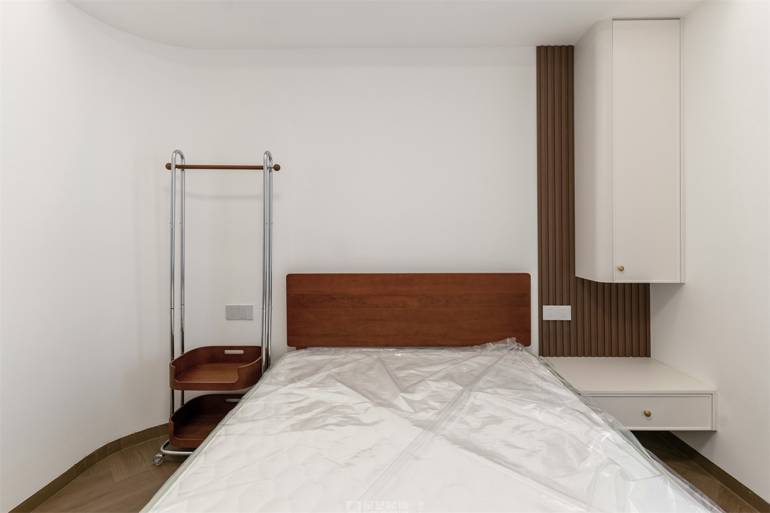 華潤(rùn)中山府113平法式中古臥室裝修完工實(shí)景圖